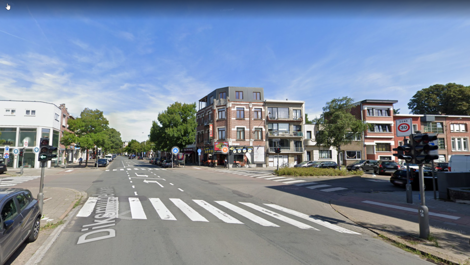 Zicht op het kruispunt Diksmuidelaan - Lodewijk Van Berckenlaan